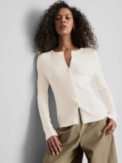 Ein gerippter Cardigan mit Rundhalsausschnitt