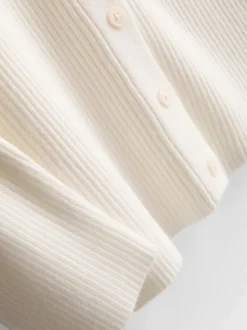 Ein gerippter Cardigan mit Rundhalsausschnitt