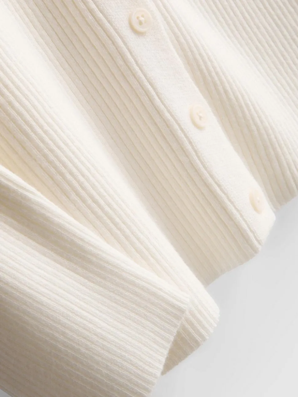 Ein gerippter Cardigan mit Rundhalsausschnitt