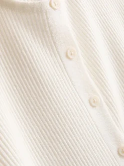 Ein gerippter Cardigan mit Rundhalsausschnitt