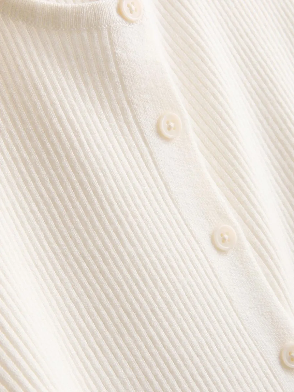 Ein gerippter Cardigan mit Rundhalsausschnitt