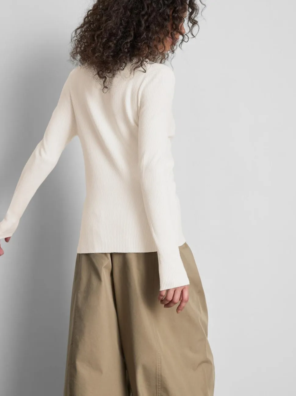 Ein gerippter Cardigan mit Rundhalsausschnitt