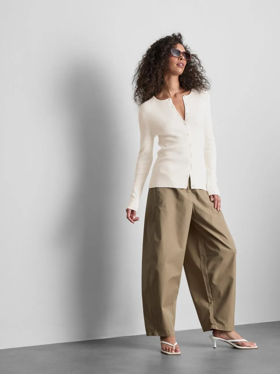 Ein gerippter Cardigan mit Rundhalsausschnitt