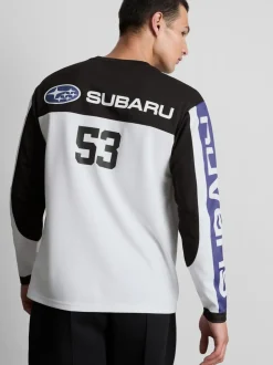 Ein Langarmshirt mit Subaru-Motorsportgrafik