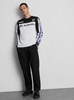 Ein Langarmshirt mit Subaru-Motorsportgrafik