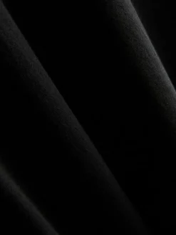 Ein Regular-Fit-T-Shirt mit kurzen Ärmeln und Rundhalsausschnitt