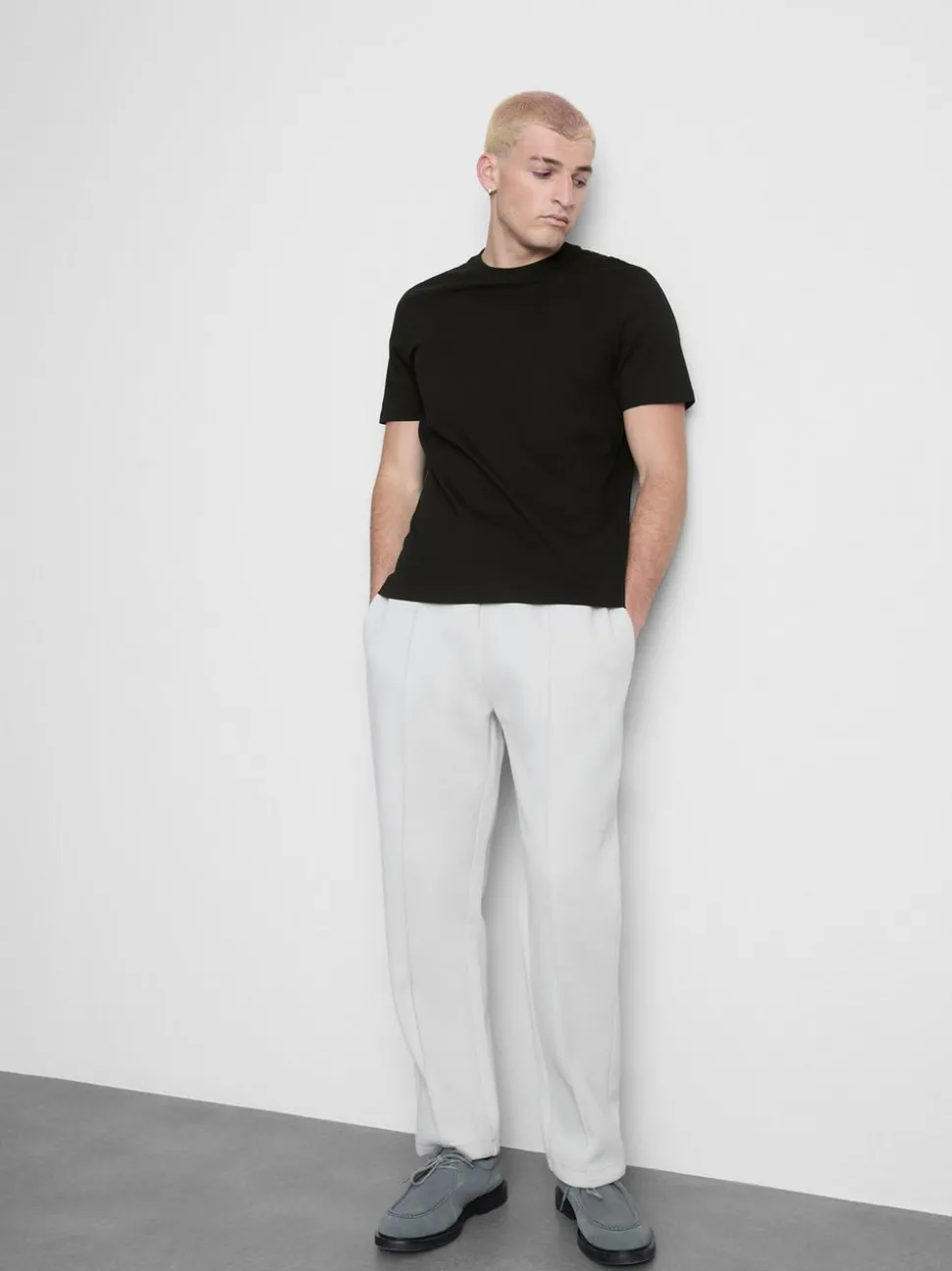 Ein Regular-Fit-T-Shirt mit kurzen Ärmeln und Rundhalsausschnitt