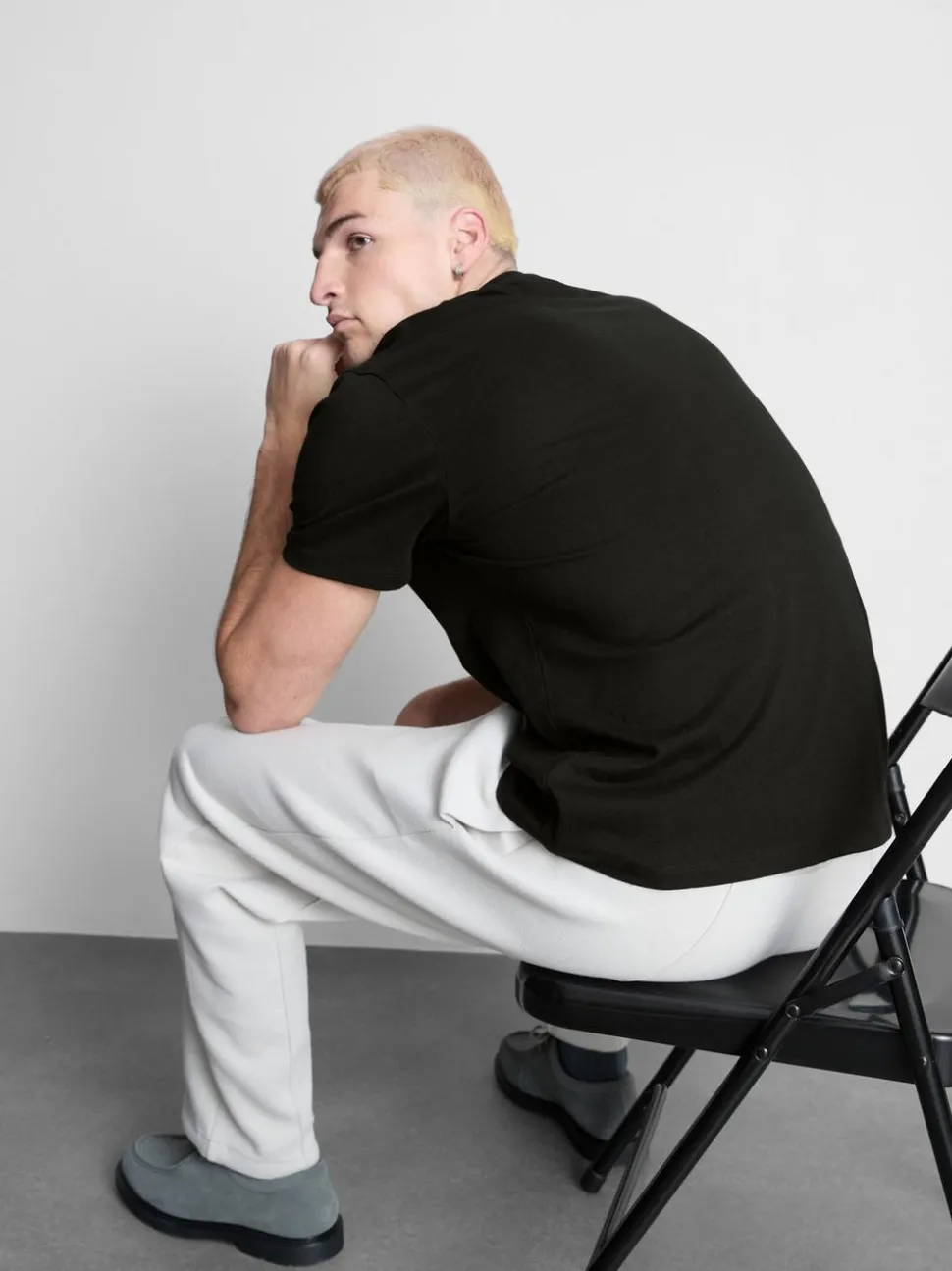 Ein Regular-Fit-T-Shirt mit kurzen Ärmeln und Rundhalsausschnitt