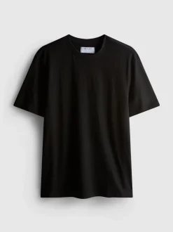 Ein Regular-Fit-T-Shirt mit kurzen Ärmeln und Rundhalsausschnitt