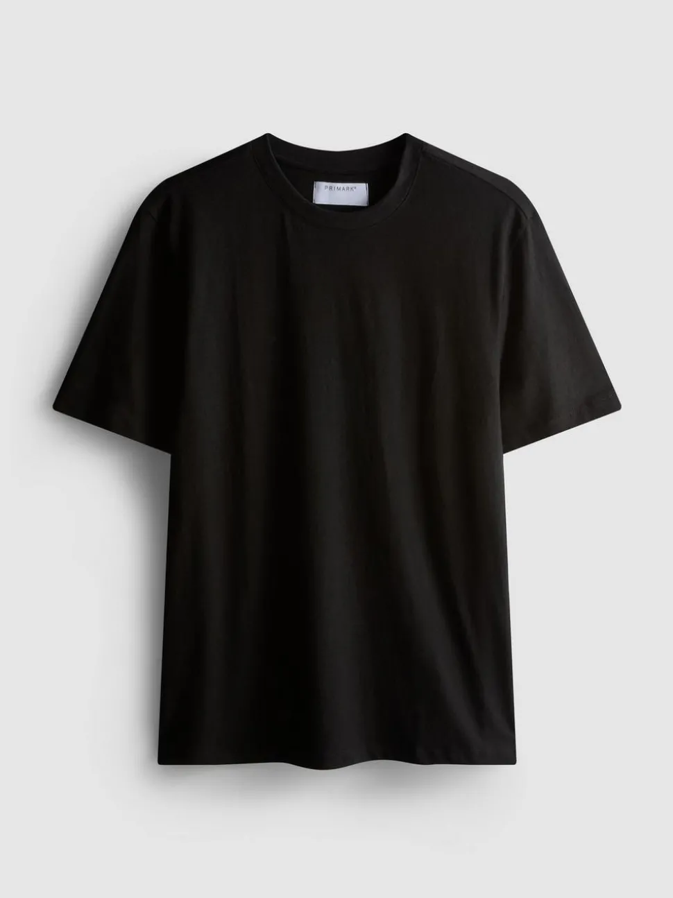 Ein Regular-Fit-T-Shirt mit kurzen Ärmeln und Rundhalsausschnitt