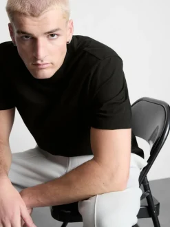 Ein Regular-Fit-T-Shirt mit kurzen Ärmeln und Rundhalsausschnitt
