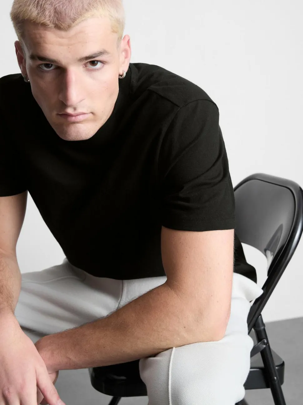 Ein Regular-Fit-T-Shirt mit kurzen Ärmeln und Rundhalsausschnitt