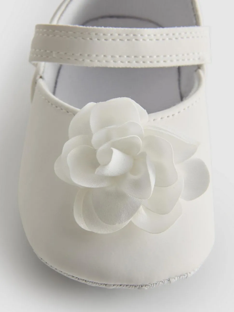 Elegante Schuhe mit Blumenmuster
