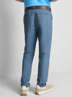 Eng anliegende Chinohose