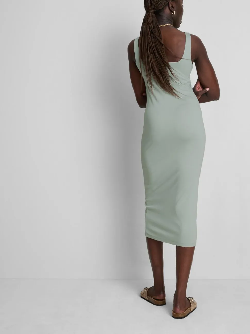 Eng anliegendes Midikleid mit Karree-Ausschnitt