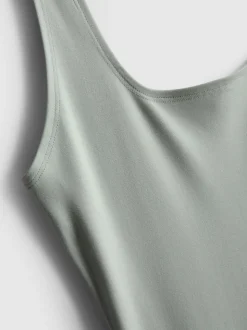 Eng anliegendes Midikleid mit Karree-Ausschnitt