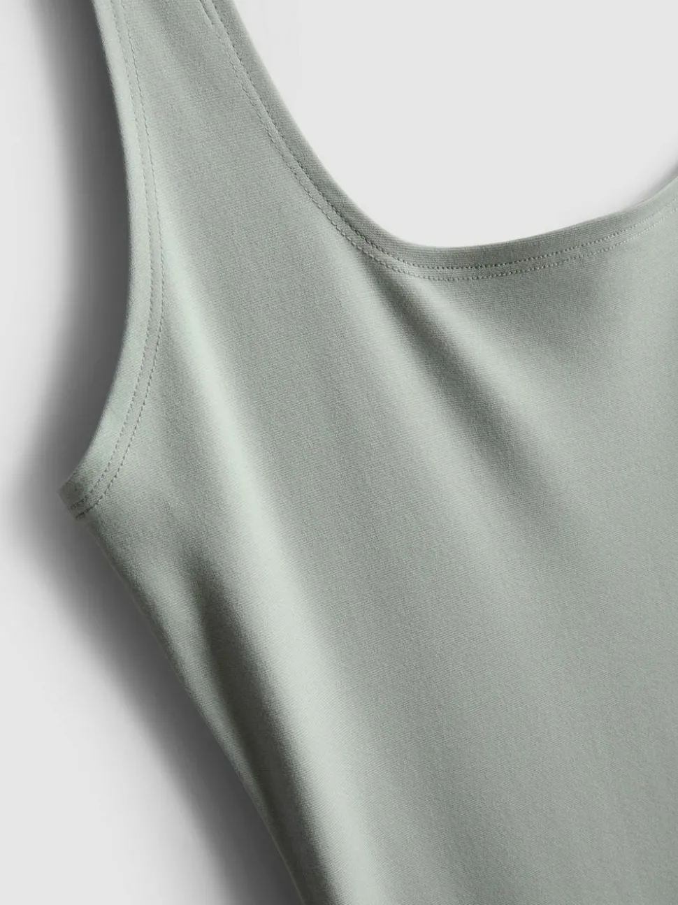 Eng anliegendes Midikleid mit Karree-Ausschnitt