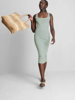 Eng anliegendes Midikleid mit Karree-Ausschnitt