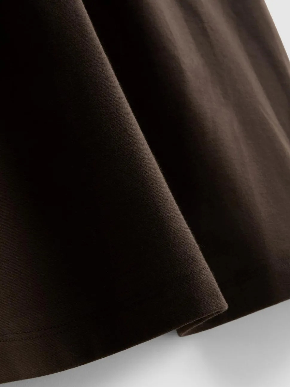 Eng anliegendes Midikleid mit Karree-Ausschnitt
