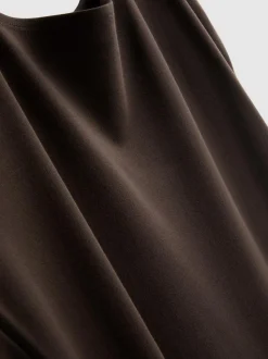 Eng anliegendes Midikleid mit Karree-Ausschnitt