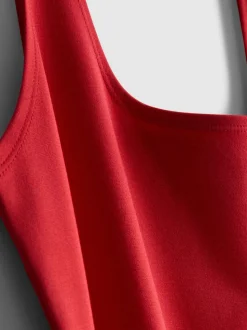 Eng anliegendes Midikleid mit Karree-Ausschnitt
