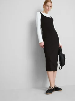 Eng anliegendes Midikleid mit Karree-Ausschnitt