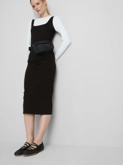 Eng anliegendes Midikleid mit Karree-Ausschnitt