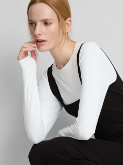 Eng anliegendes Midikleid mit Karree-Ausschnitt