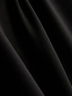 Eng anliegendes Midikleid mit Karree-Ausschnitt
