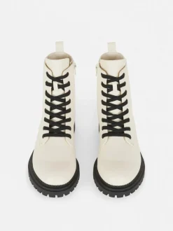 Flache Schnürstiefeletten