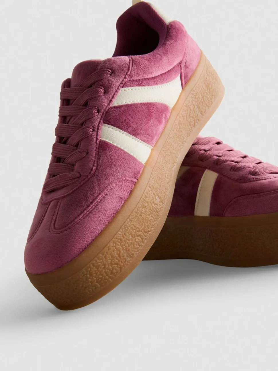 Flatform-Sneaker in Wildleder-Optik mit Gummisohle