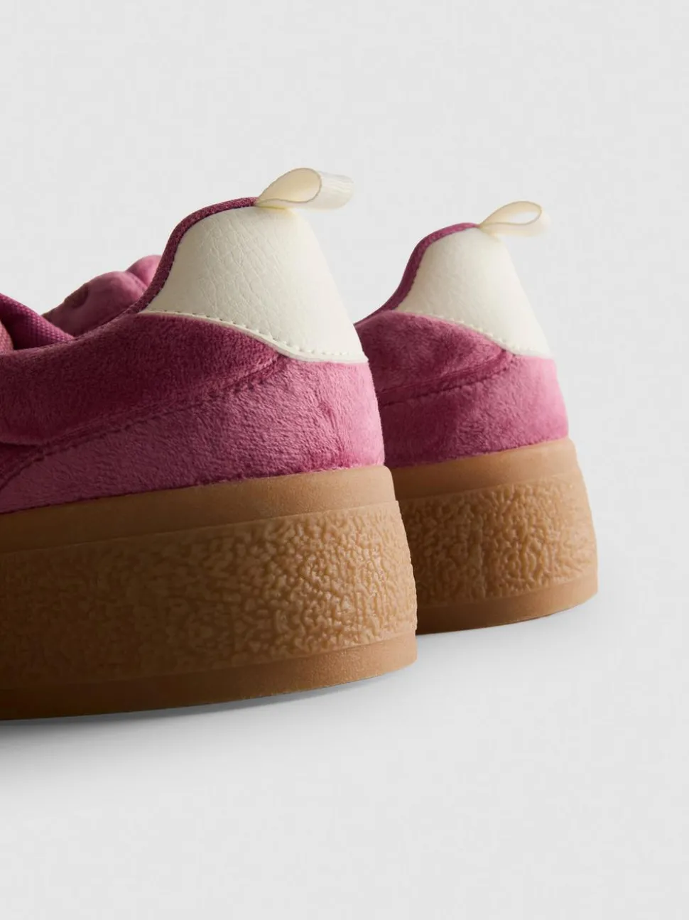 Flatform-Sneaker in Wildleder-Optik mit Gummisohle