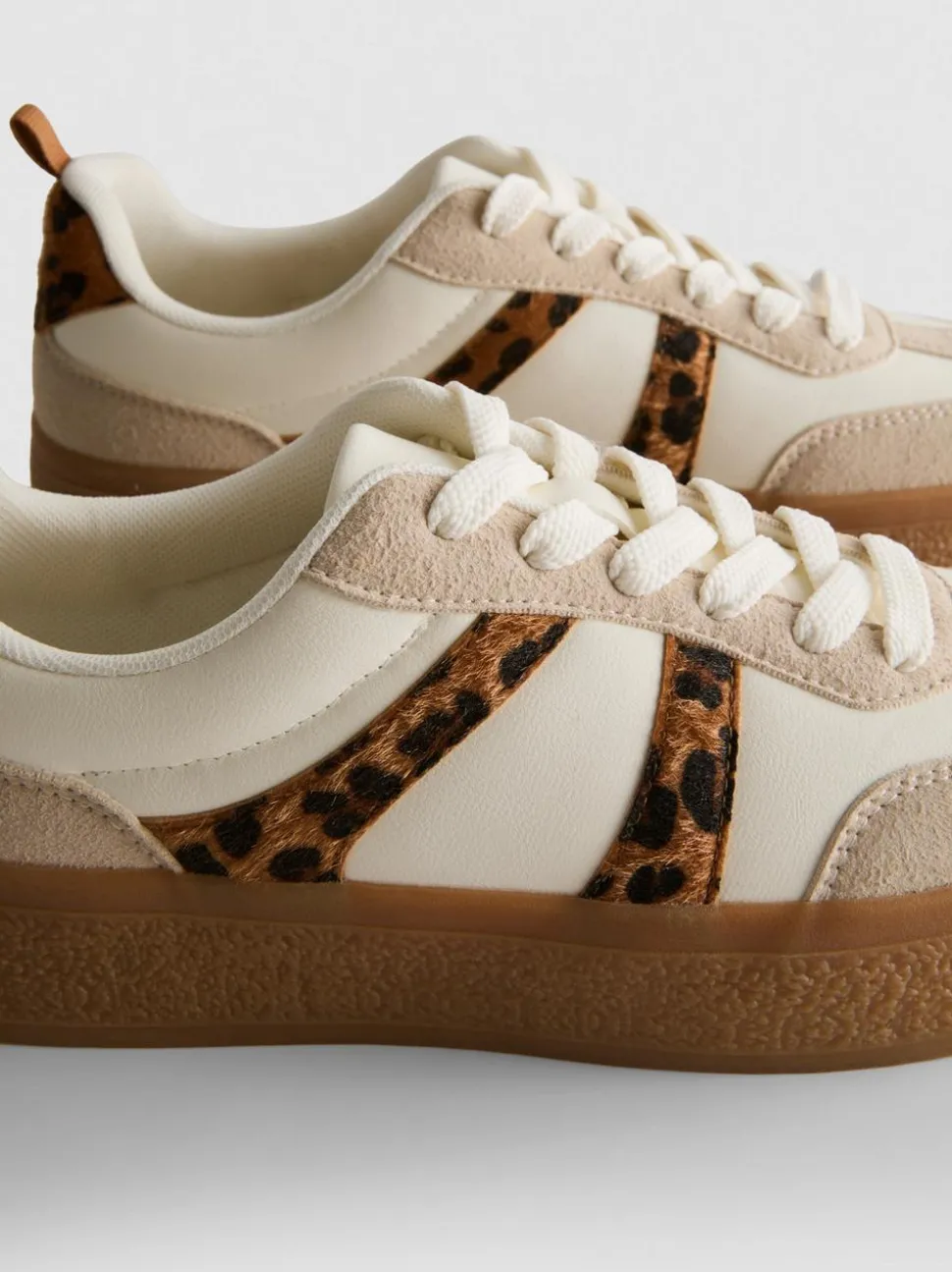 Flatform-Sneaker mit Gummisohle und Leopardenmuster