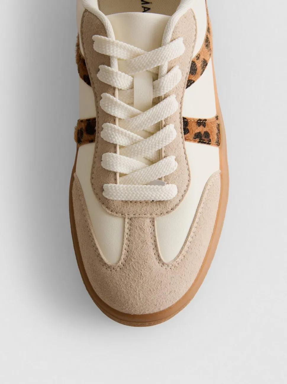 Flatform-Sneaker mit Gummisohle und Leopardenmuster