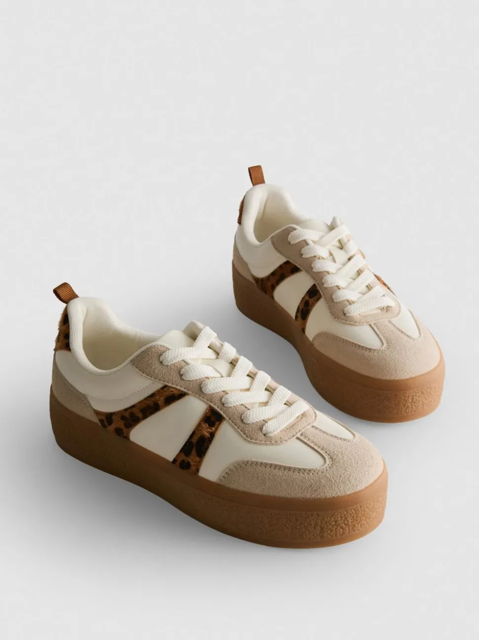 Flatform-Sneaker mit Gummisohle und Leopardenmuster