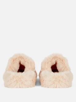 Flauschige Hausschuhe mit Doppelriemen