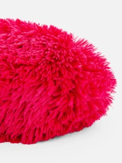 Flauschiges Kissen in Herzform