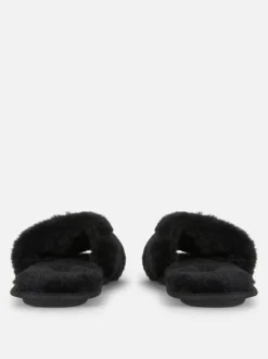 Flauschige Slipper mit überkreuzten Riemen
