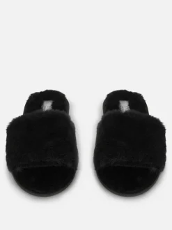 Flauschige Slipper mit überkreuzten Riemen