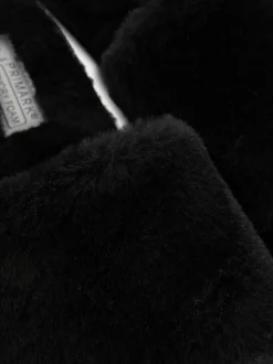 Flauschige Slipper mit überkreuzten Riemen