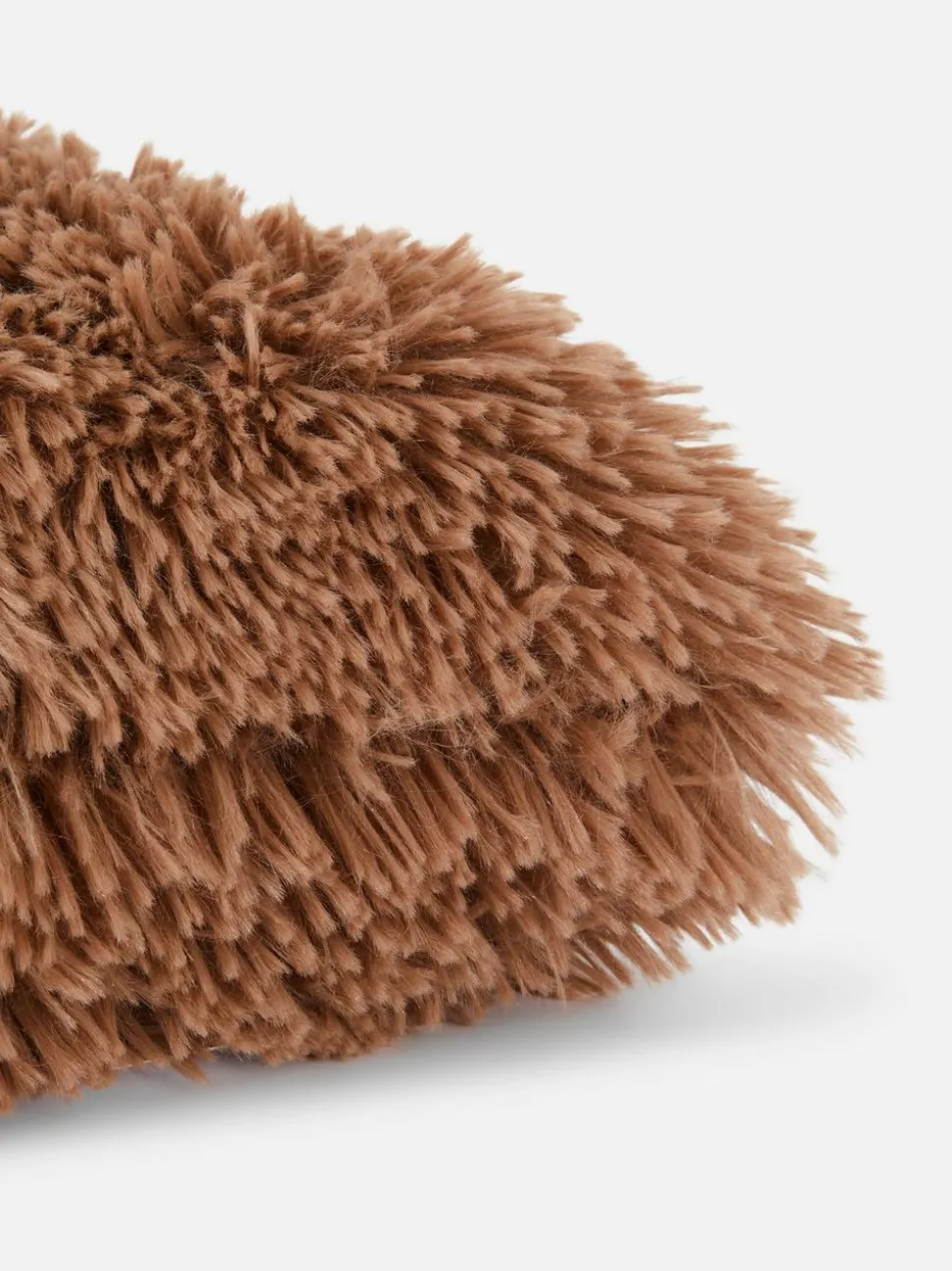 Flauschiges, längliches Kissen