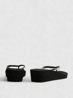 Flipflops mit Keilabsatz und Strasssteinen