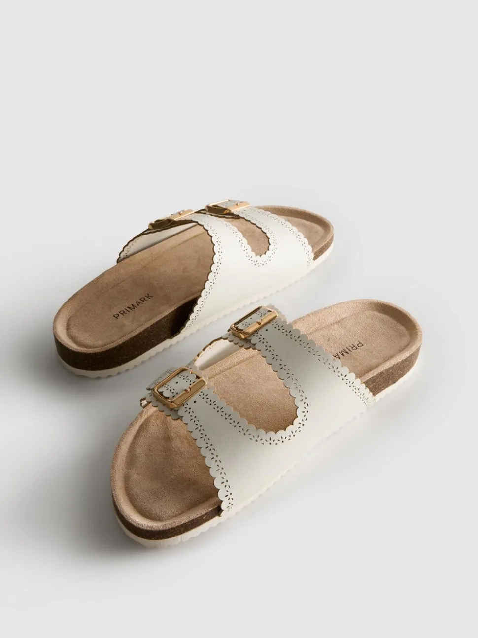 Fußbett-Sandalen mit Lasercut-Details