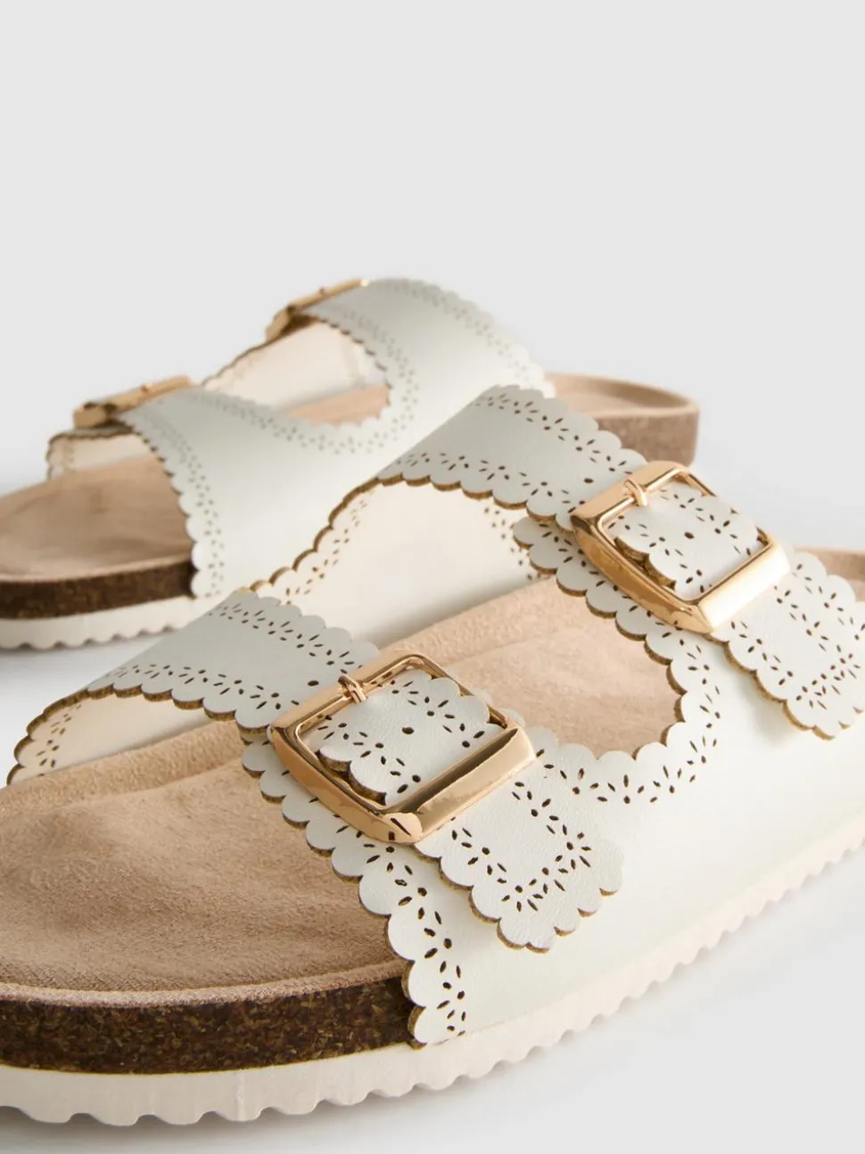 Fußbett-Sandalen mit Lasercut-Details