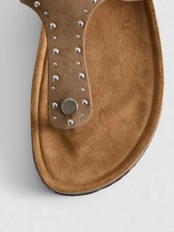 Fußbett-Sandalen mit T-Steg und Nieten