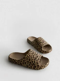 Geformte Badesandalen