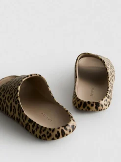 Geformte Badesandalen