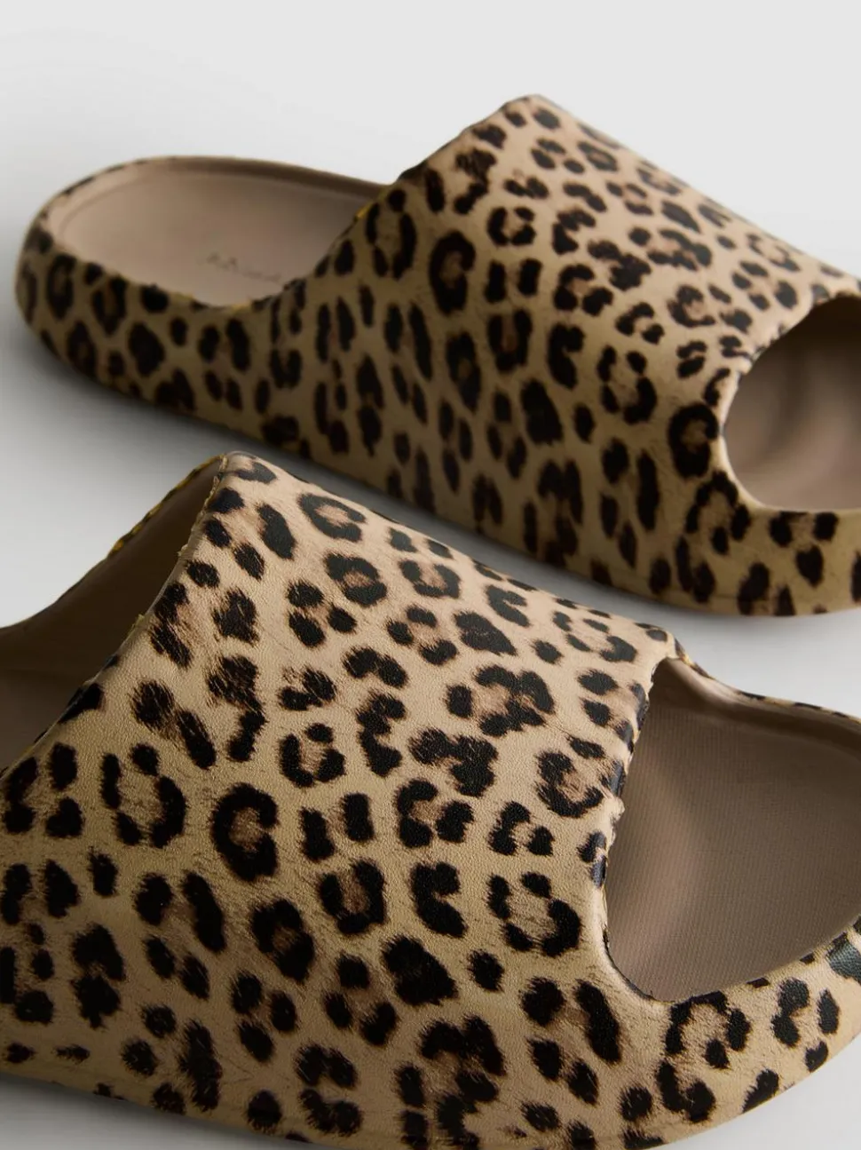 Geformte Badesandalen