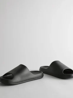 Geformte Badesandalen