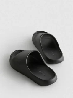 Geformte Badesandalen